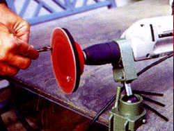 Stationäres Schleifen eines Bohrers mit der Bohrmaschine