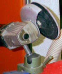 Verwendung des Kaindl Gummi-Stützteller mit Kletts zum stationären Arbeiten mit dem Einhand-Winkelschleifer
